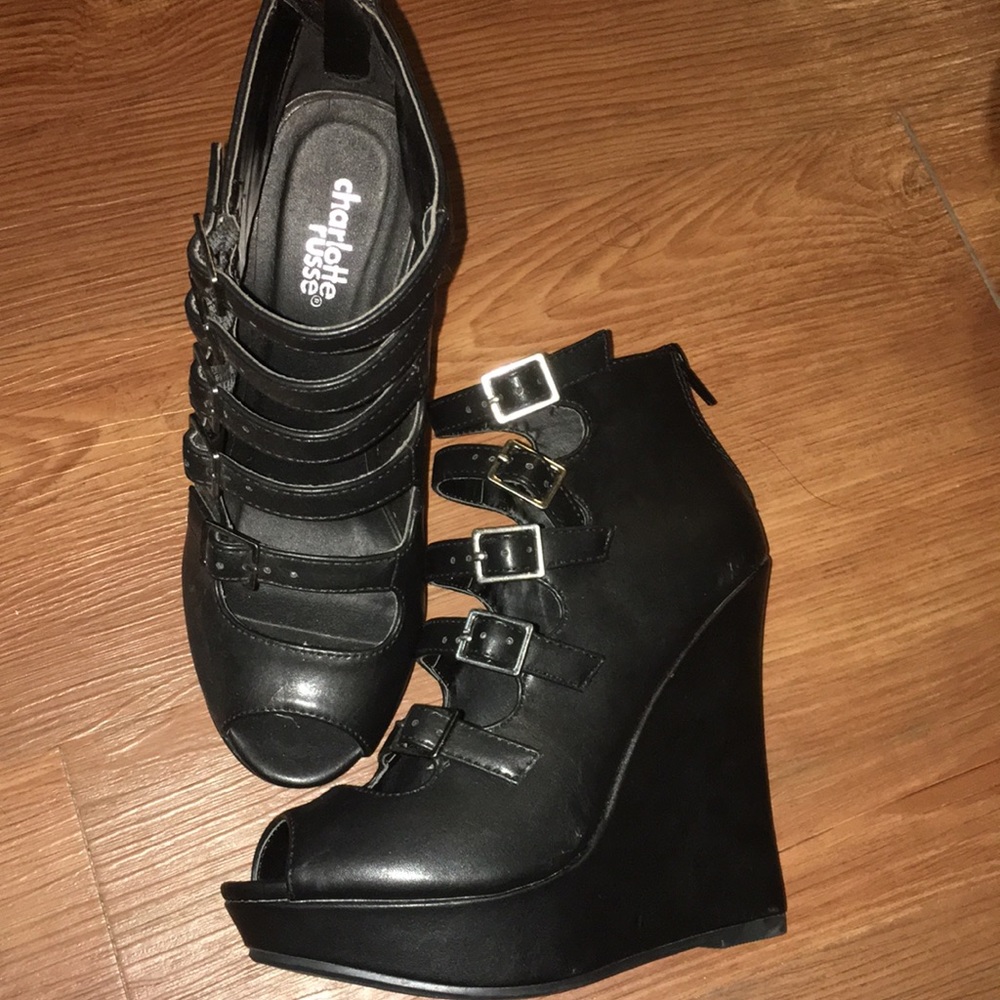 Strapped buckle wedges sandals